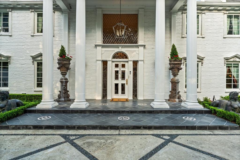 The Southern colonial style mansion at 1561 on bustling Kirby Drive boasts a ballroom and a storied murder.