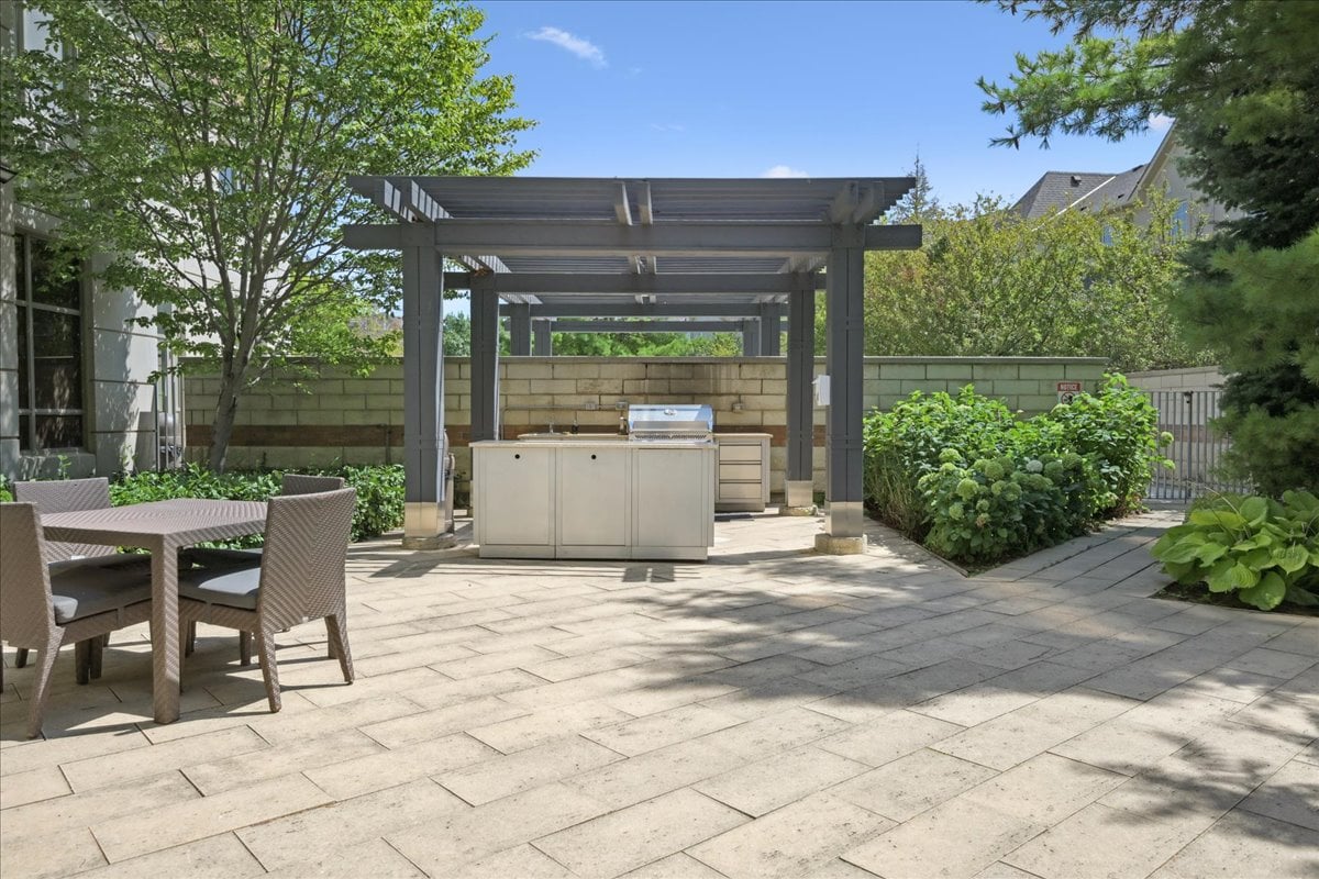 Bright and Spacious Corner Unit