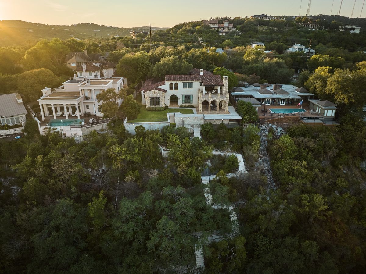 Lakeshore Horizon: Waterfront Villa with Lake & City Views