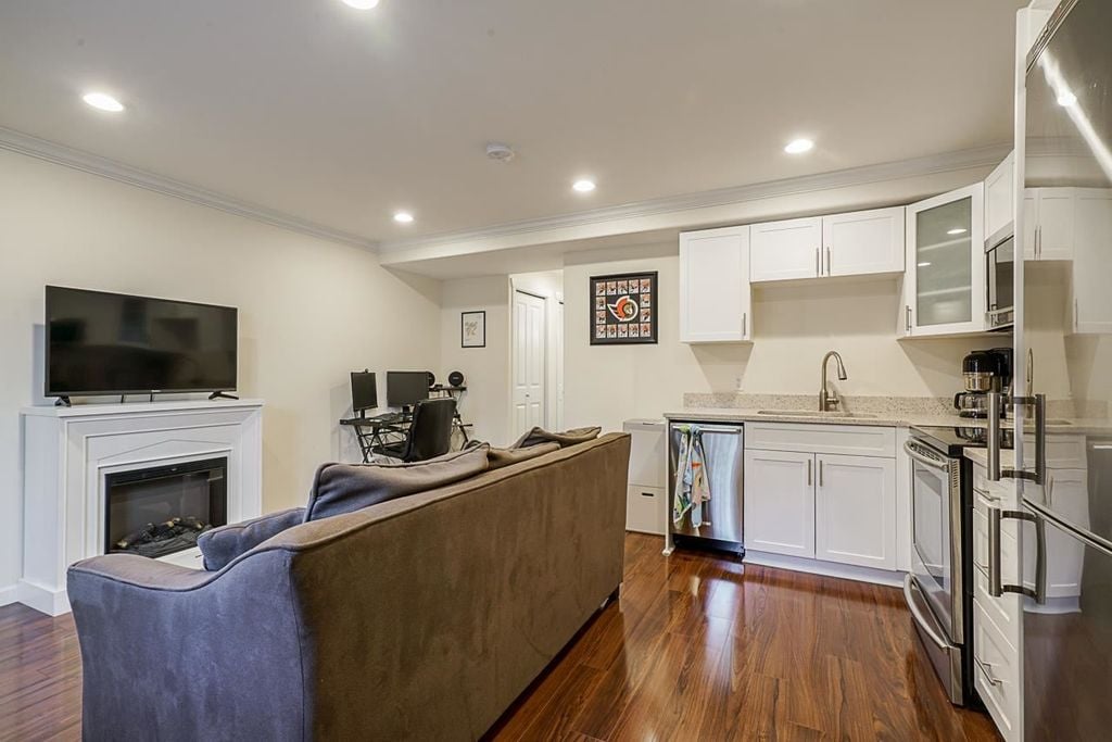 18938 70 Ave