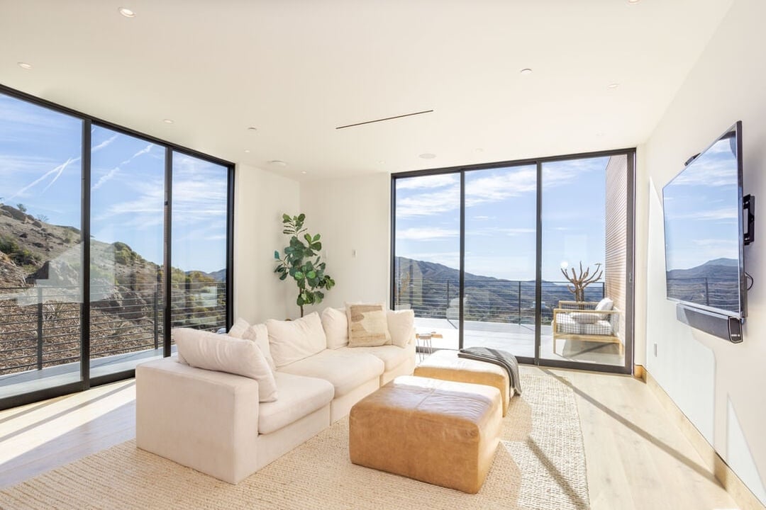 Mulholland Hwy, 90265