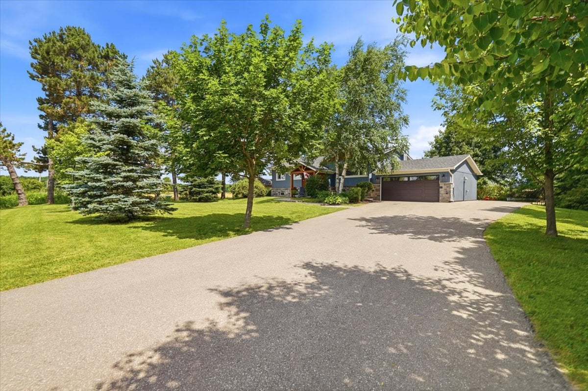 Country setting 10 minutes from the city!
