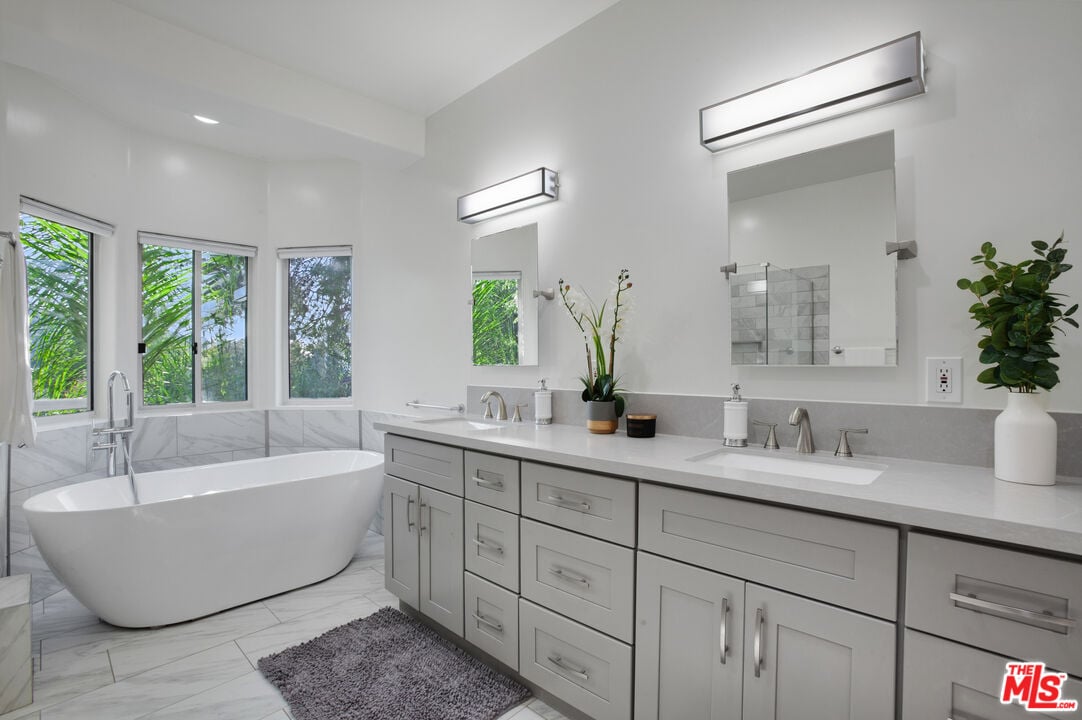 Solaris Manor, N Knoll Dr, 90068