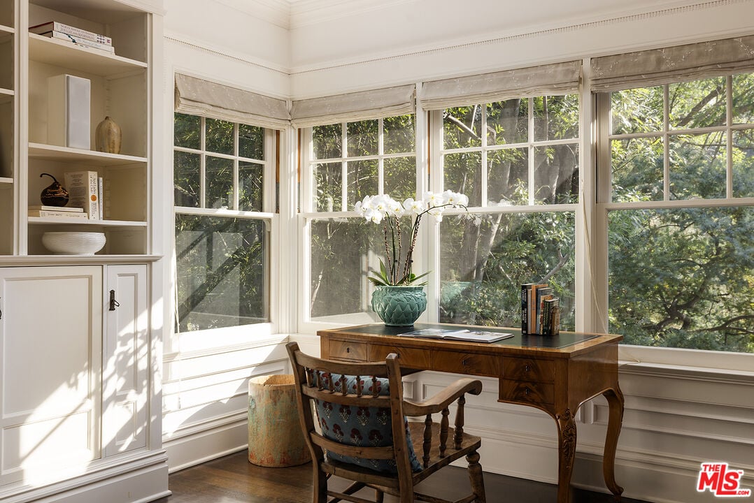 Mandeville Canyon Rd, 90049