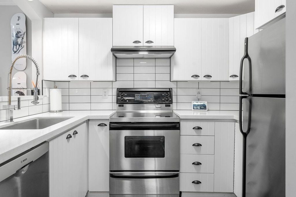 995 Lynn Valley Rd, #3
