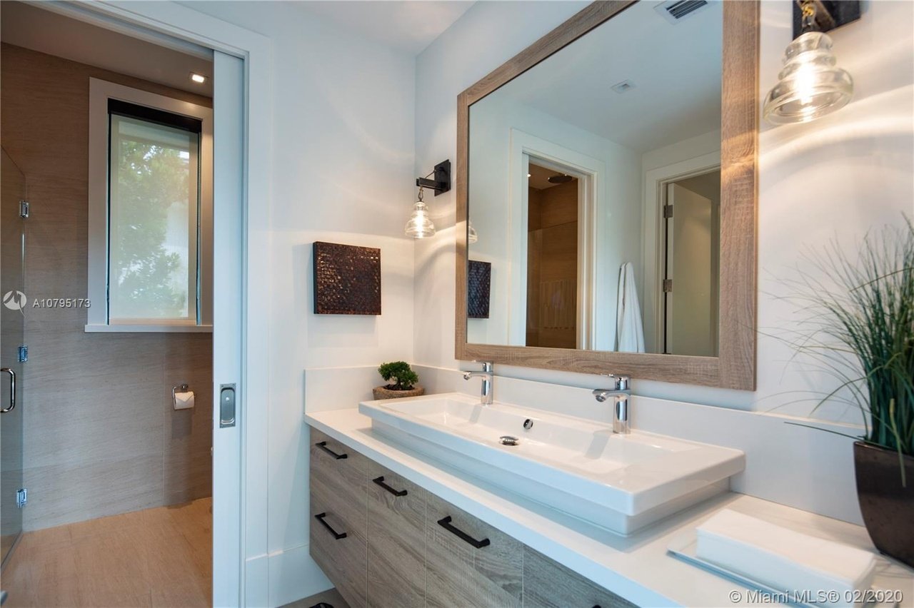 4965/4945 SW 82 St