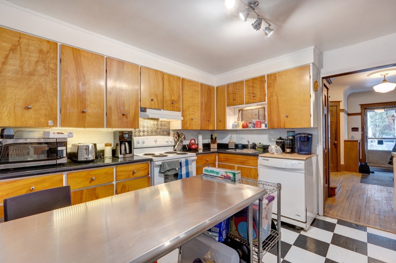 121 Lee Ave