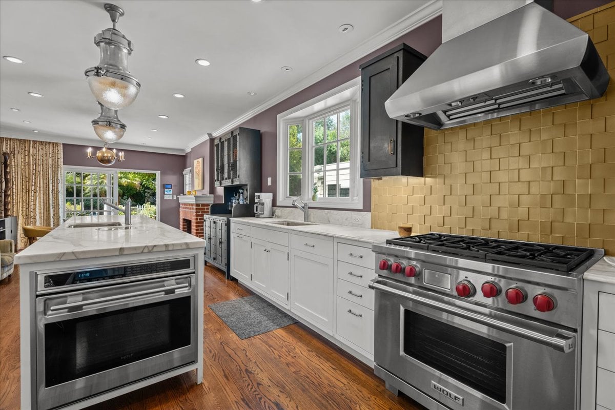 Toluca Lake 5  + 4 Traditional witih Pool & Guest House