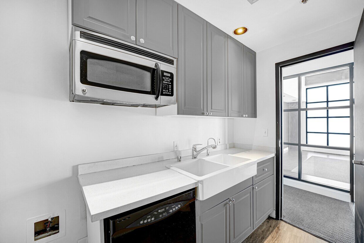 219-231 Arizona Ave