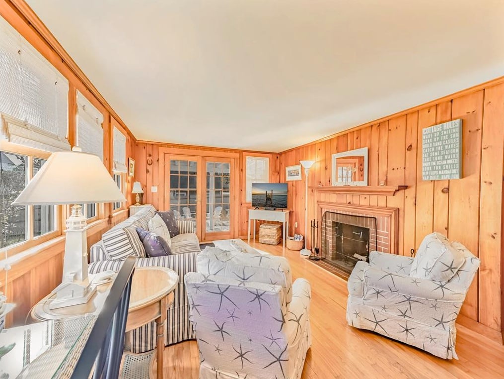 12 Colonial Ln