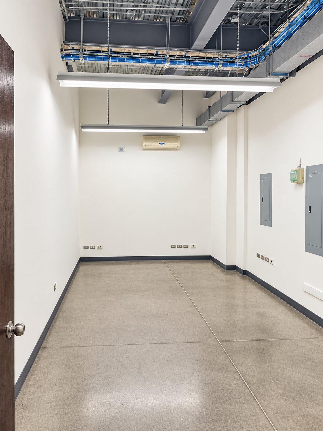 21577 - Office-Warehouse for sale with Tenant