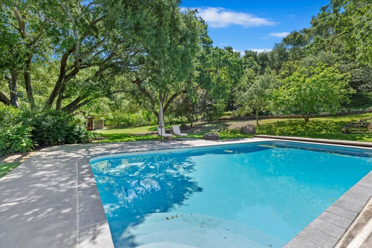 15 Cascade Ln