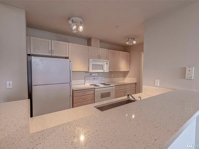 3221 SW Avalon Way #205