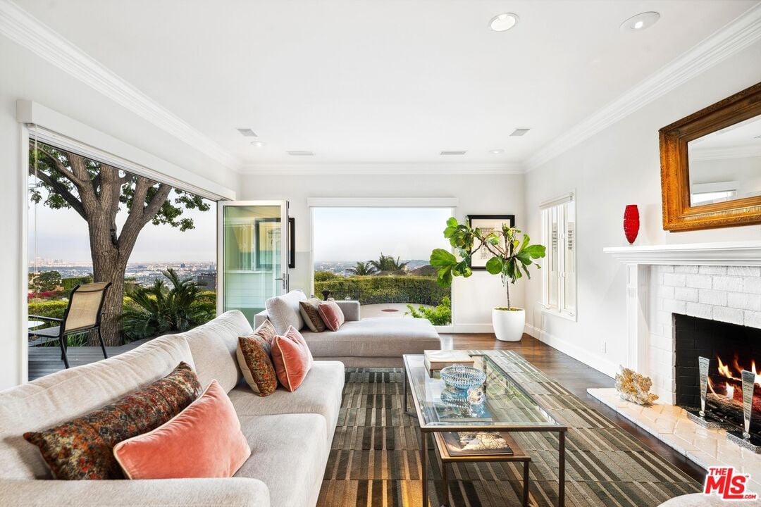 Sierra Mar Dr, 90069