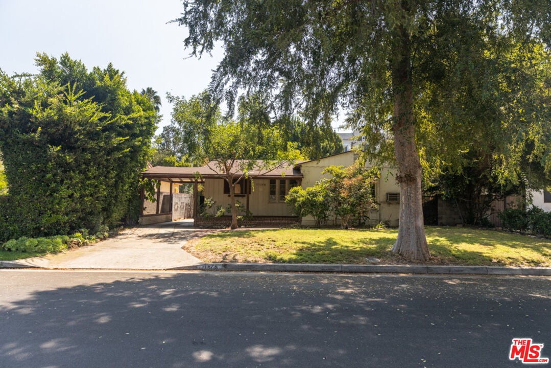11476 La Maida St