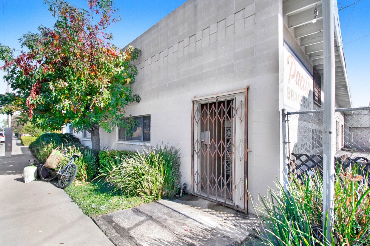 601 E Garvey Ave