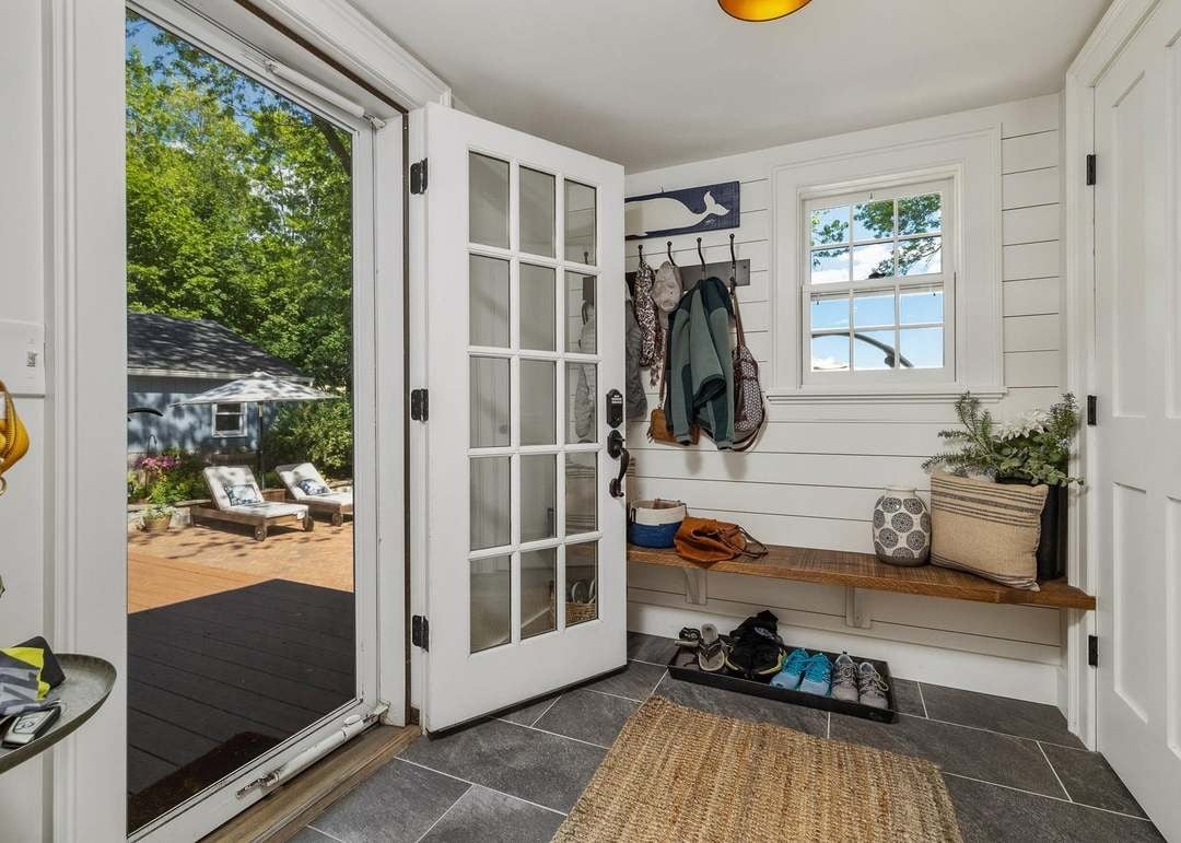28 Dennett St