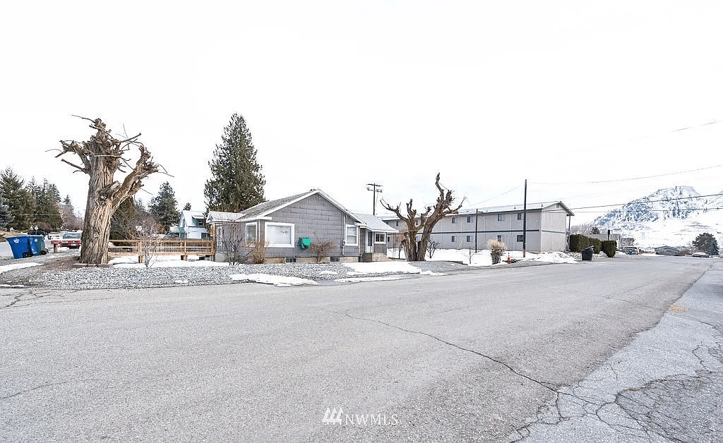 706 E Johnson Ave