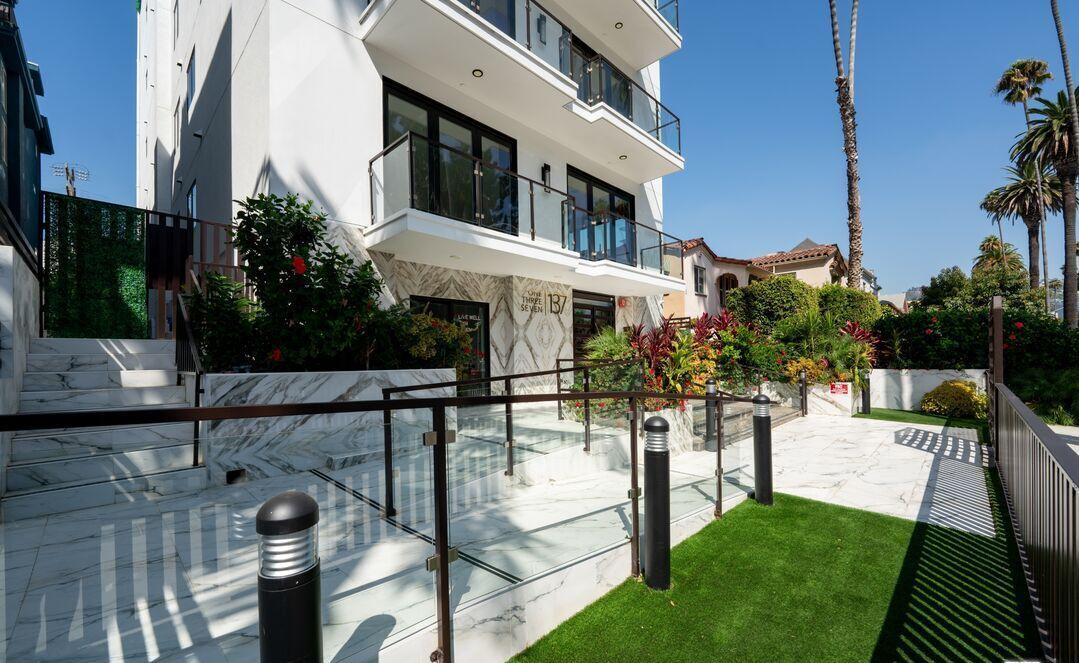 137 N Doheny Dr