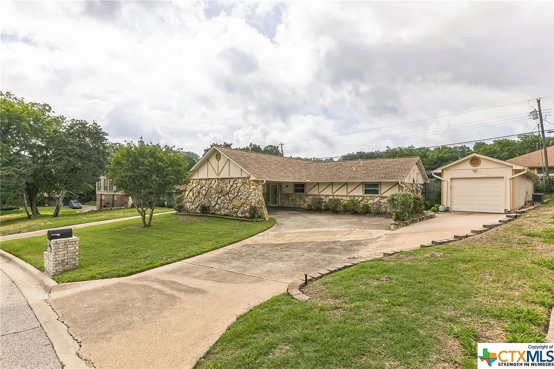 903 Cedar Oaks Ln