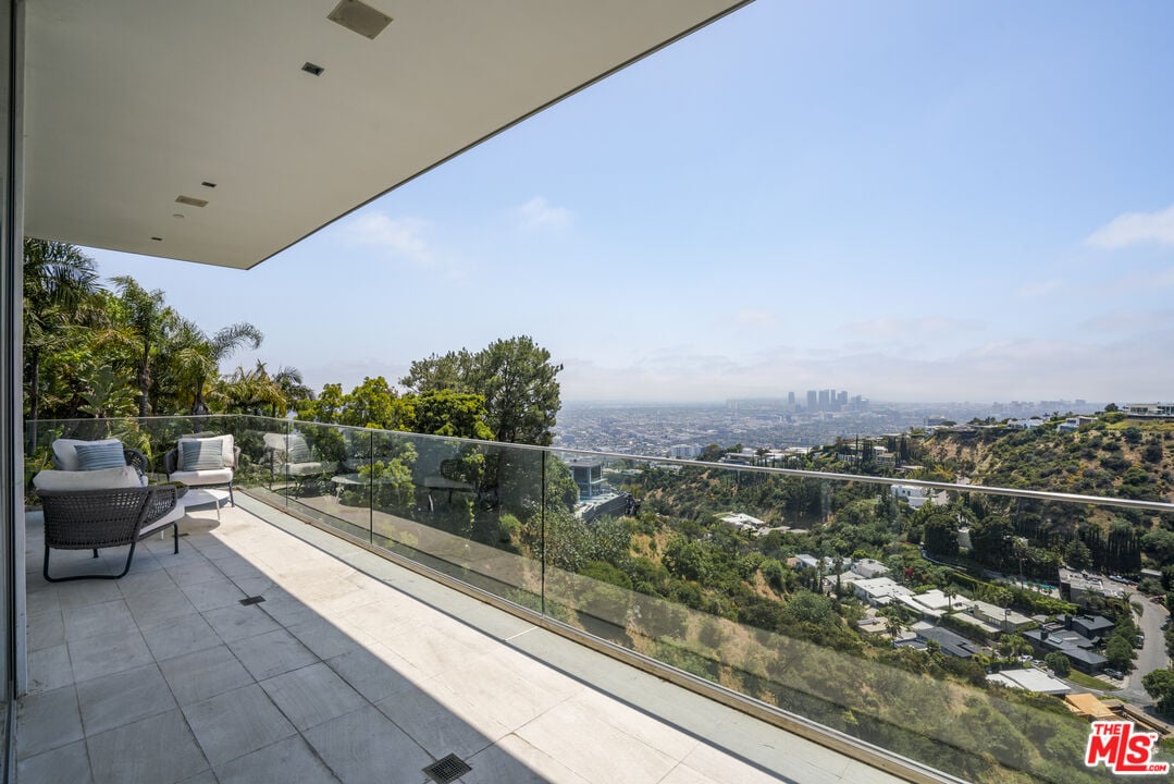 Nova Estate, Sunset Plaza Dr, 90069