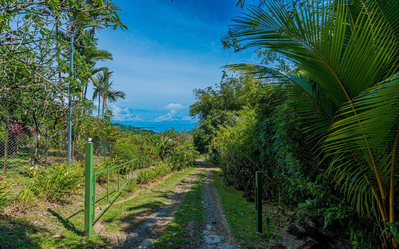 WHALE’S TAIL OCEAN VIEW ESTATE WITH EXTRA LOT 