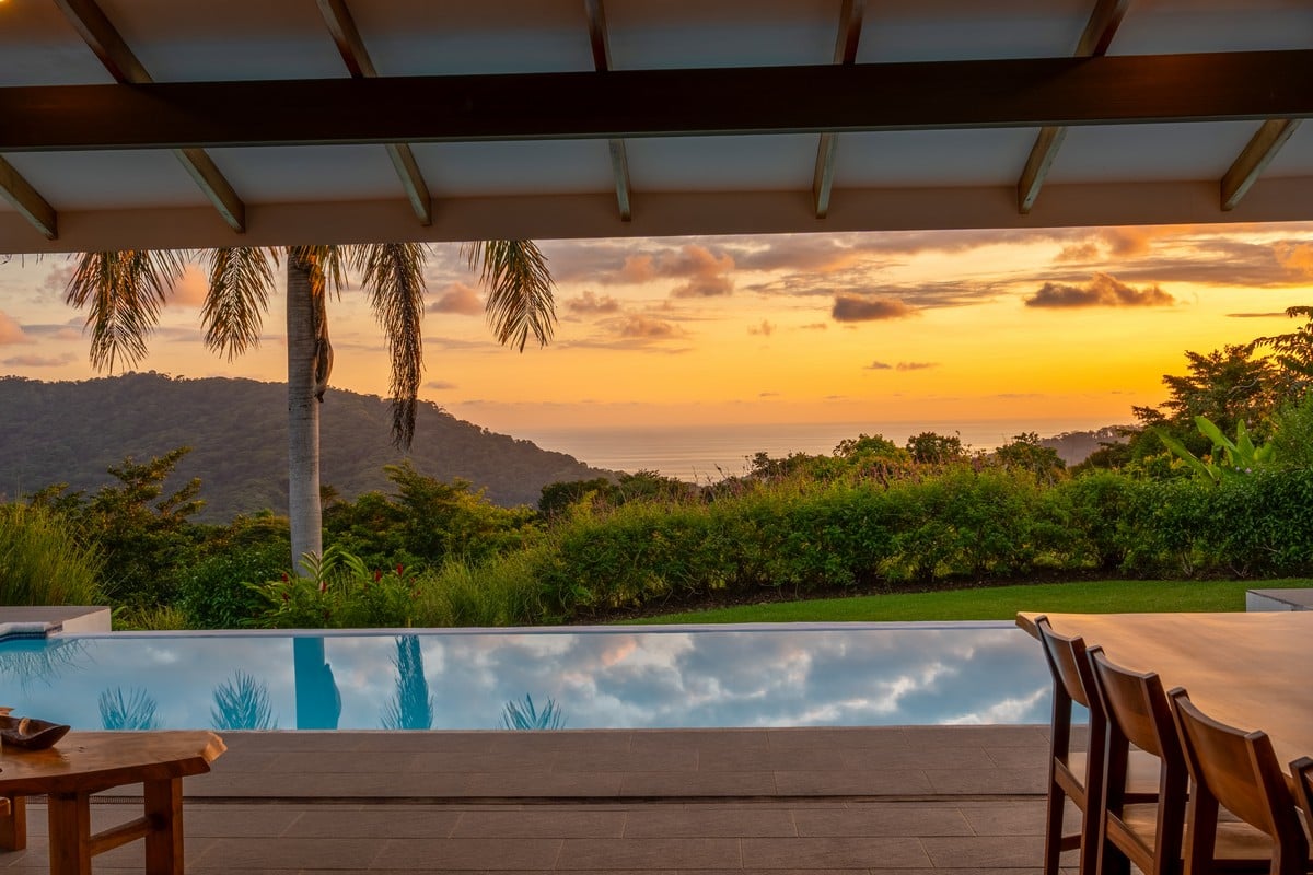  3 Bedroom Stunning Luxury Home Featuring Sweeping Valley & Ocean Views, 5.67 ACRES 