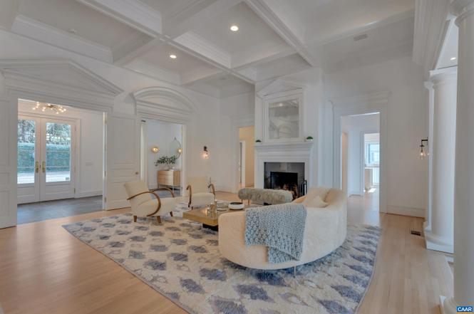 680 Ivy Ln