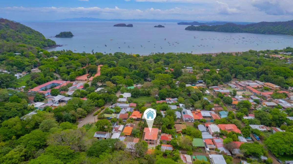 Spacious Living Near Town and Beach
