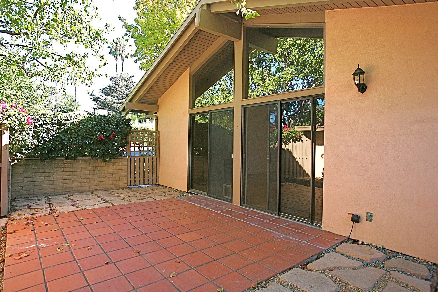 561 N La Cumbre Rd
