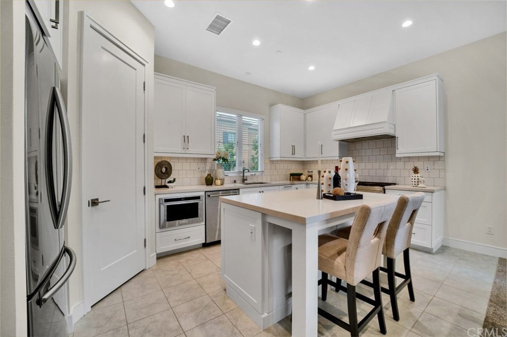 124 N lomita
