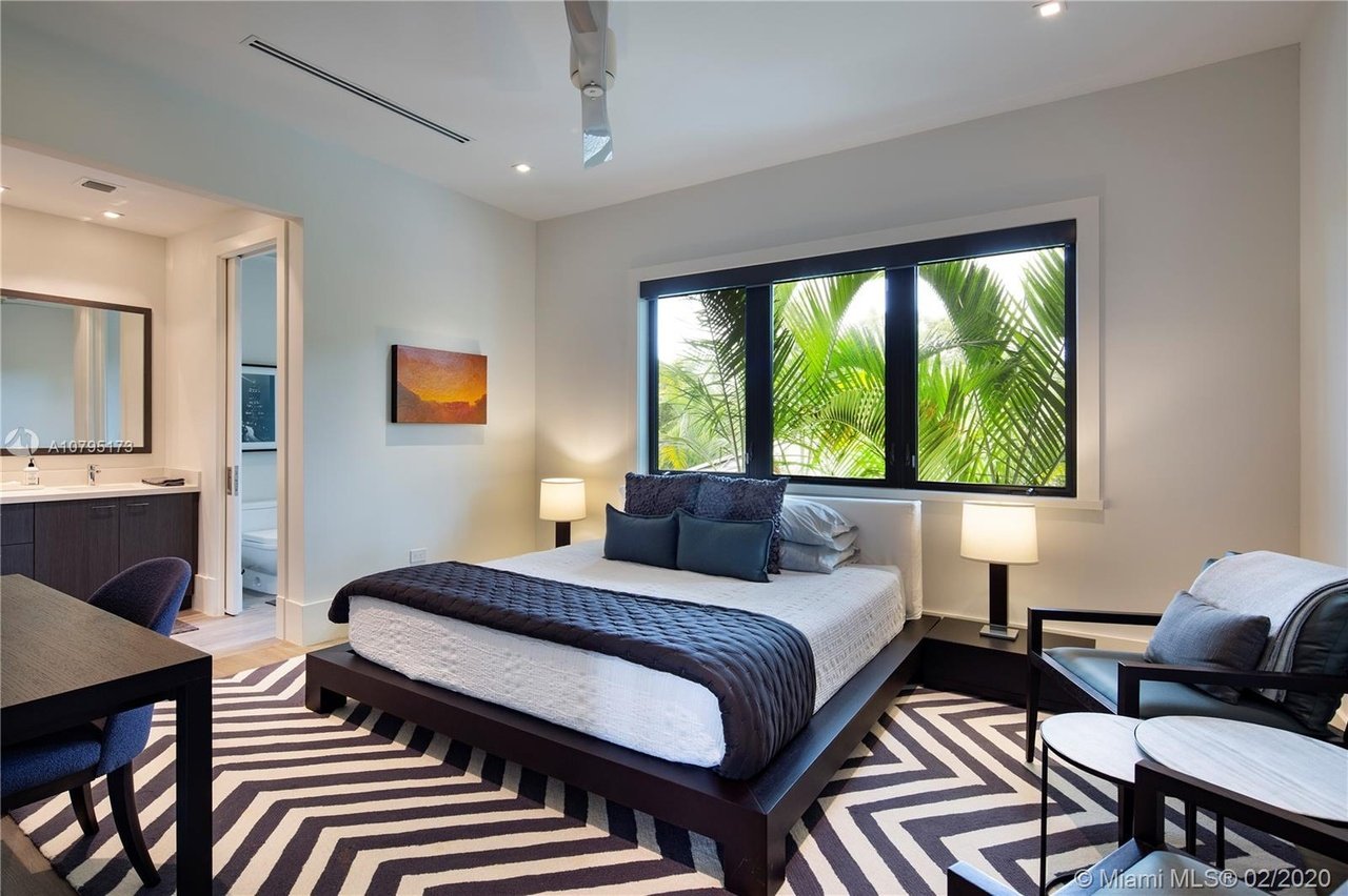 4965/4945 SW 82 St