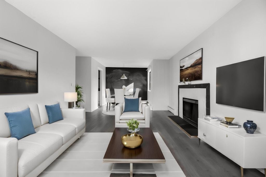 2215 Dundas St, #207
