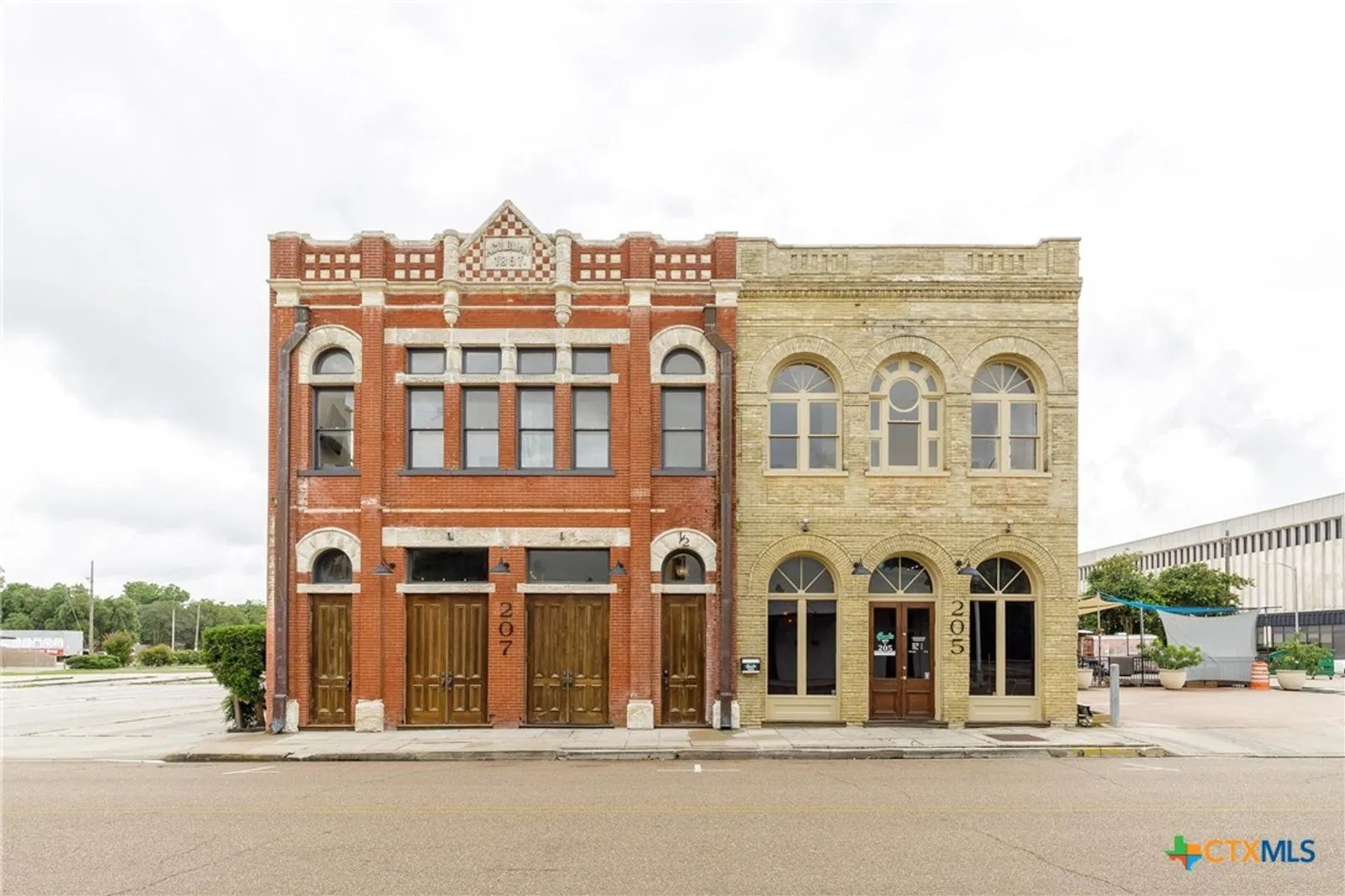 205 1/2 E Constitution St