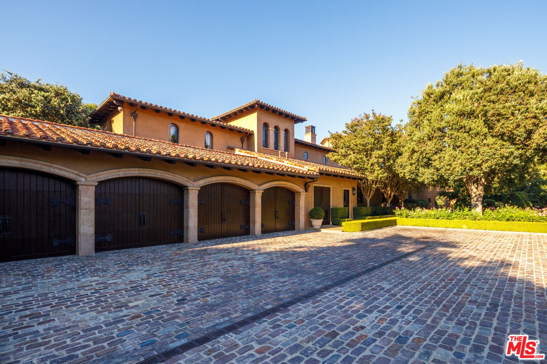 38 Beverly Park Cir