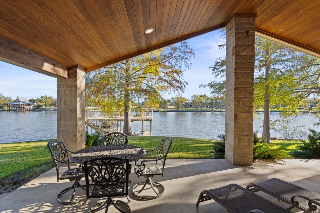 Stunning Waterfront Retreat in the Heart of Kingsland