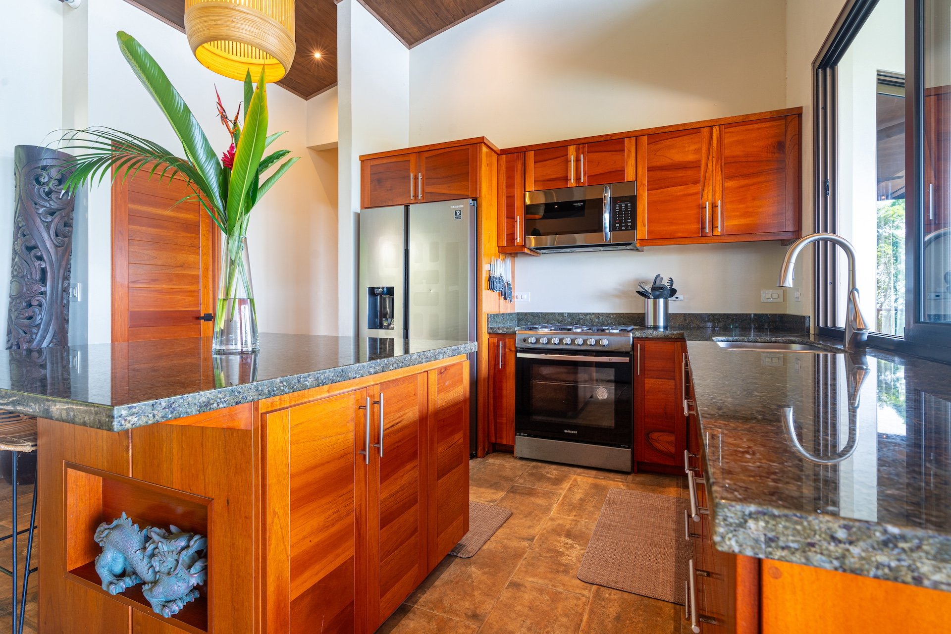 Casa Meraki: Modern Tropical Living with Whale’s Tail Views in Uvita