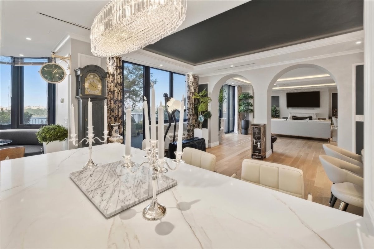 100 Carlyle Drive VG6