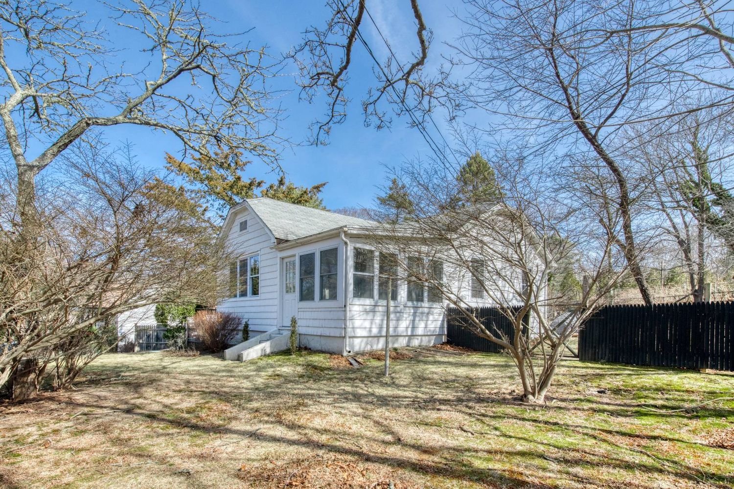 Charming Southampton Cottage Near Little Fresh Pond