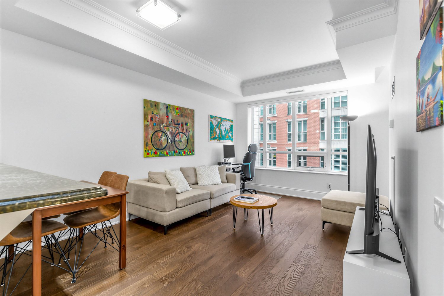 Leased: Beautifully Appointed 1-Bedroom Suite