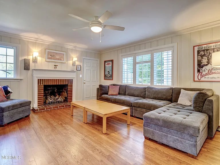 2301 Oleander Dr