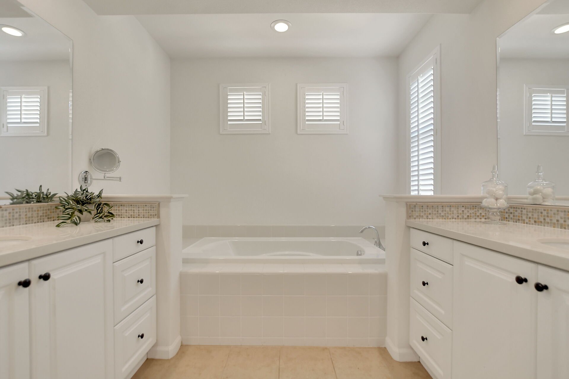 885 E Manresa