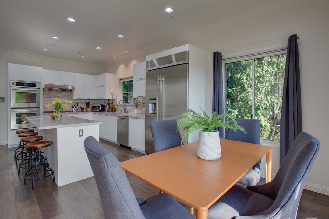 Solaris Manor, N Knoll Dr, 90068