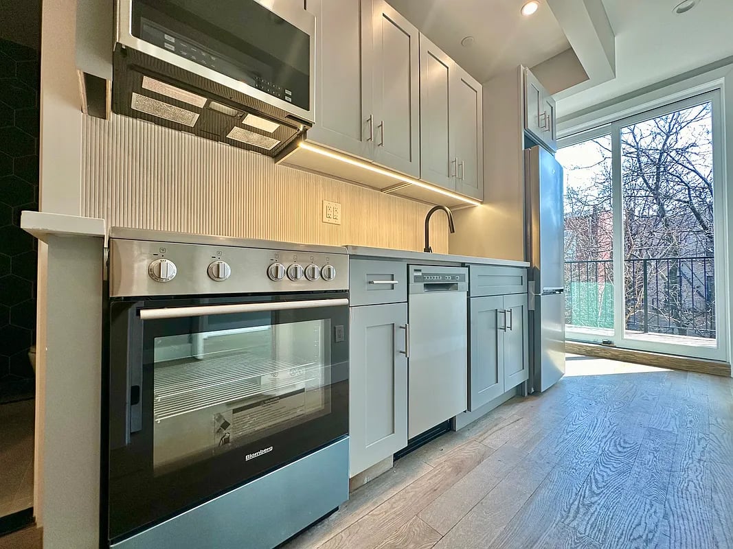 254 Melrose St 4B