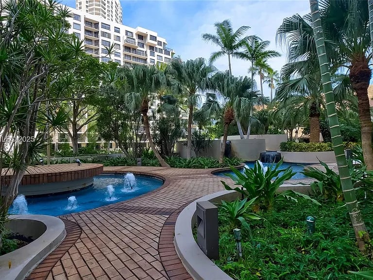 520 Brickell Key Dr #A604
