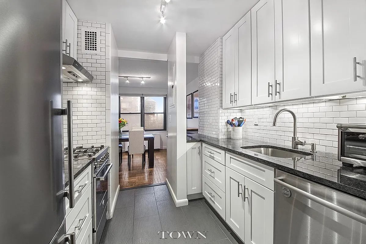 201 W 70th St #12C