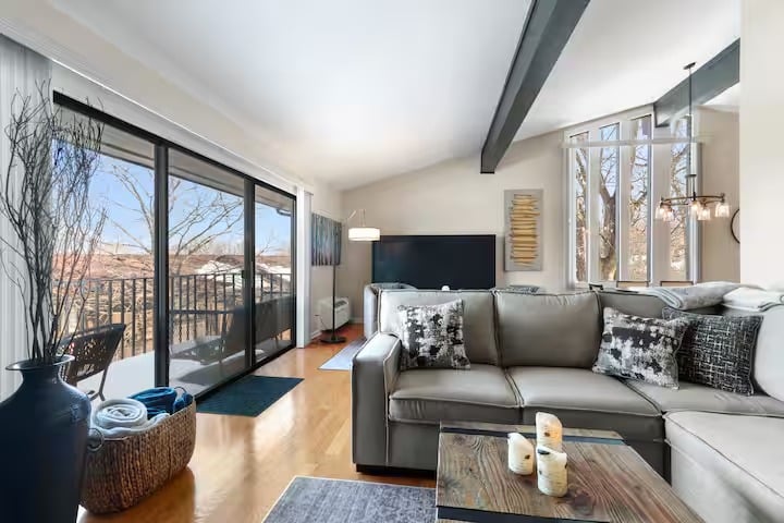 Lake View Condo sleep up to 6 with a Pool
