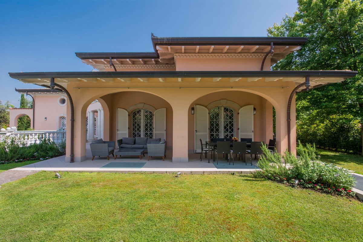 New Luxury Villa with Large Pool and Gardens in Forte dei Marmi