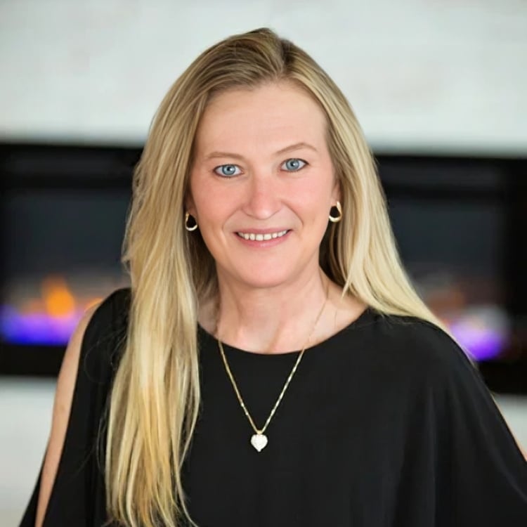 Jill Lee Coral Clive, IA Real Estate Agent Headshot
