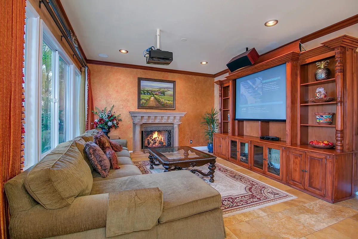 10669 Amberglades Ln